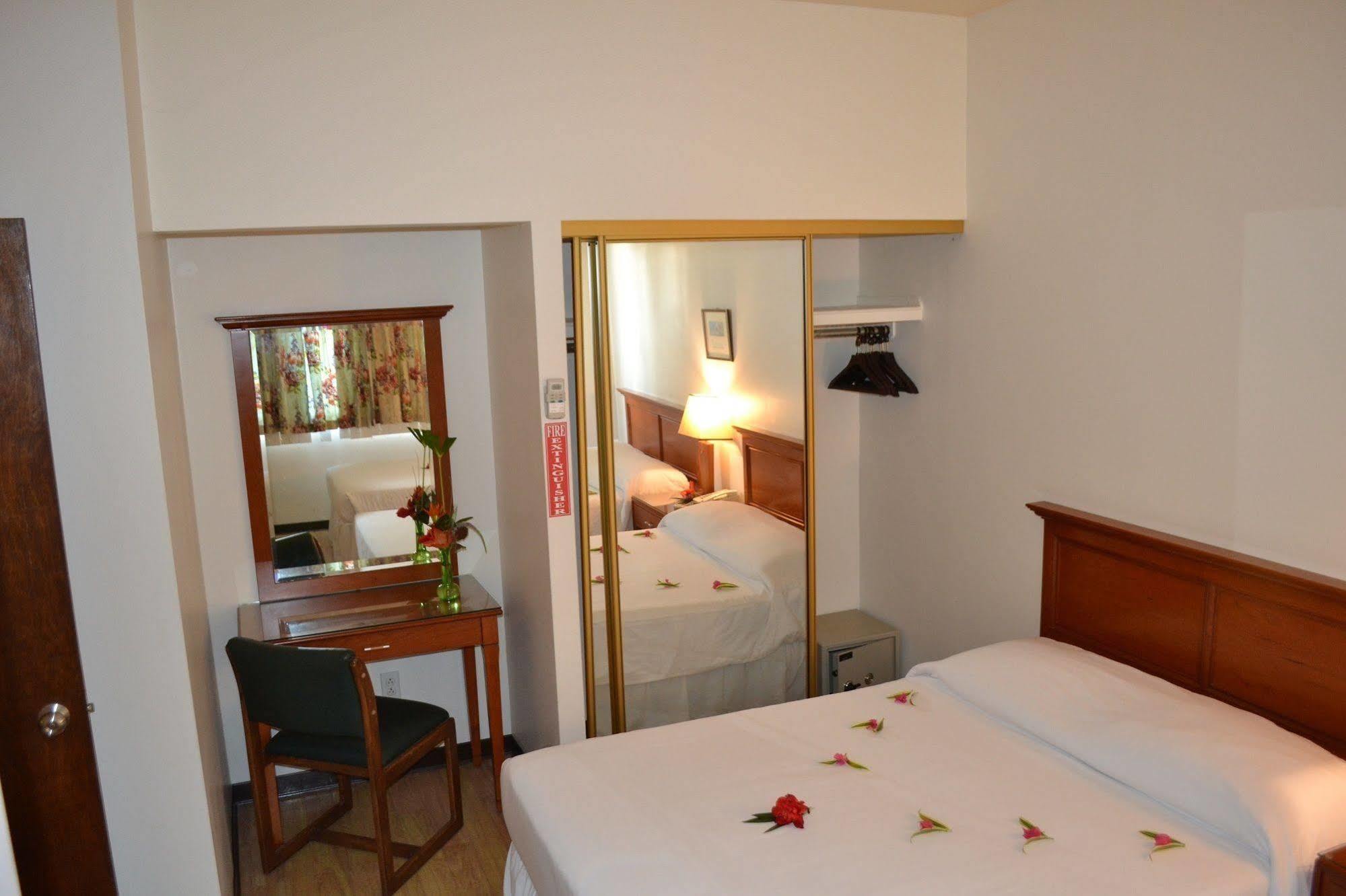 West Plaza Malakal Hotel Koror Eksteriør billede